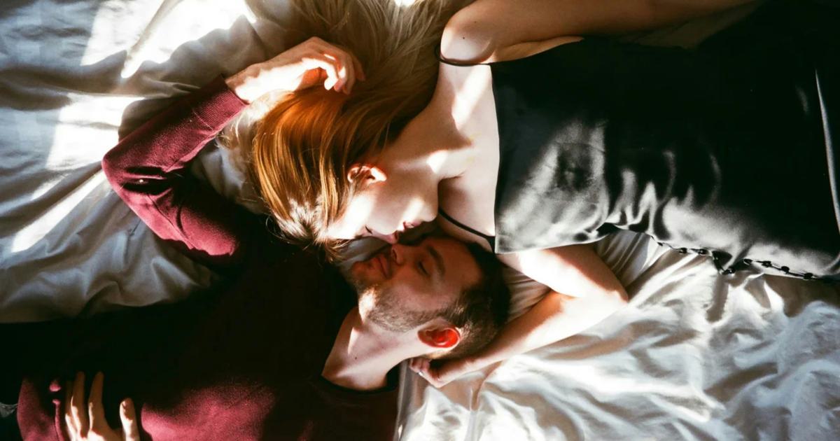 Couple sur un grand lit