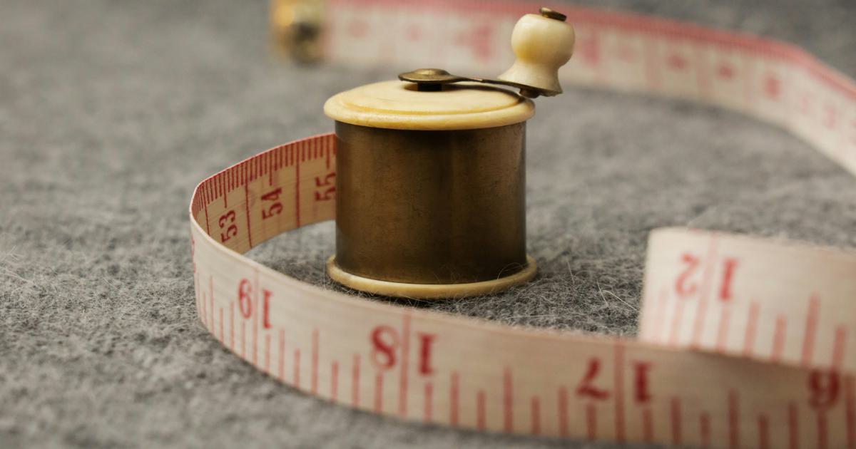 Femme mesurant sa taille