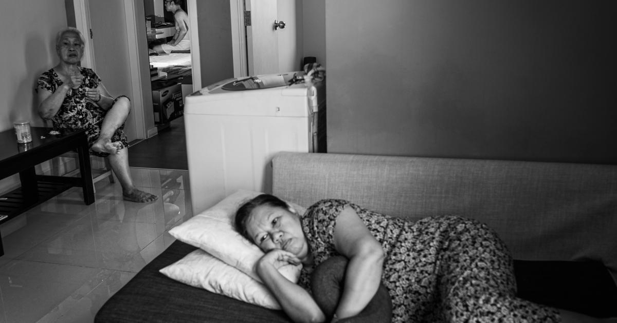 Femme endormie sur un matelas