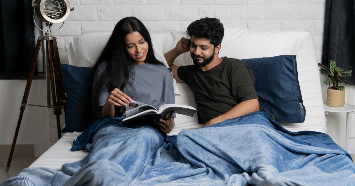 Couple discutant des options de matelas