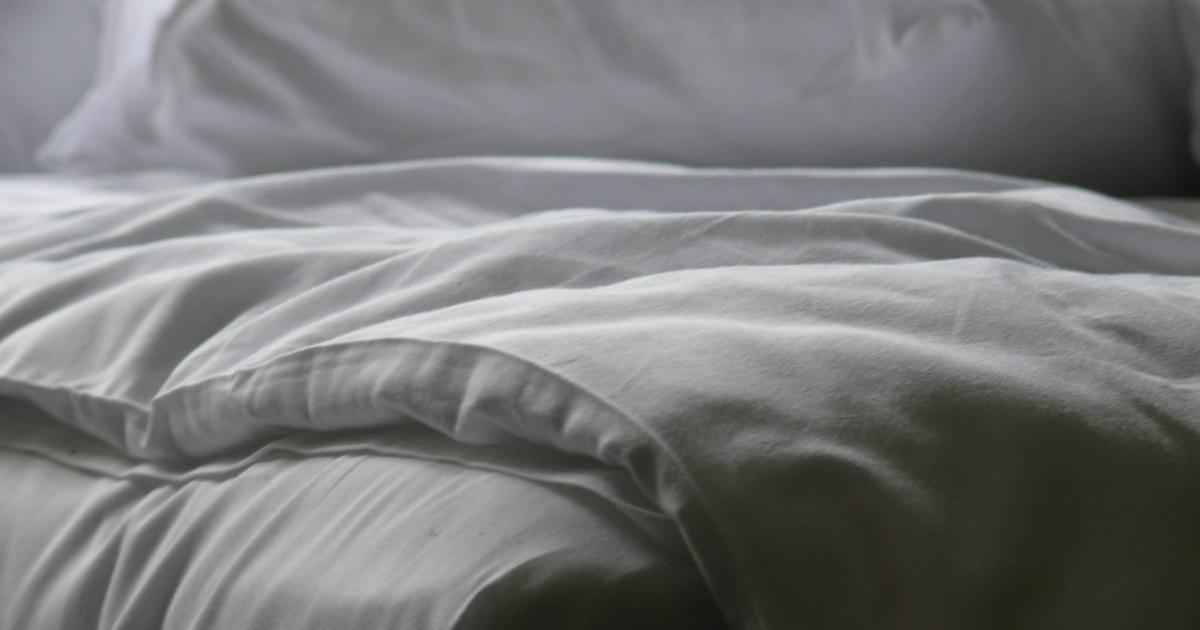 Femme s'étirant au lit