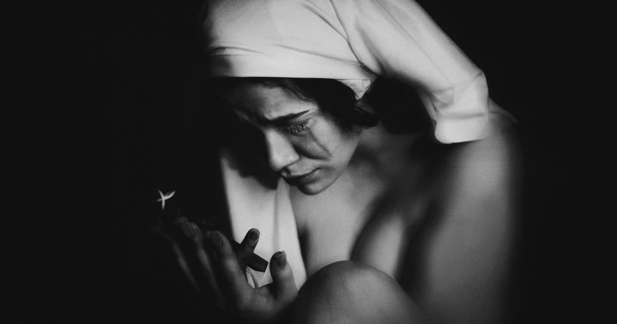 Femme sur un matelas semi ferme