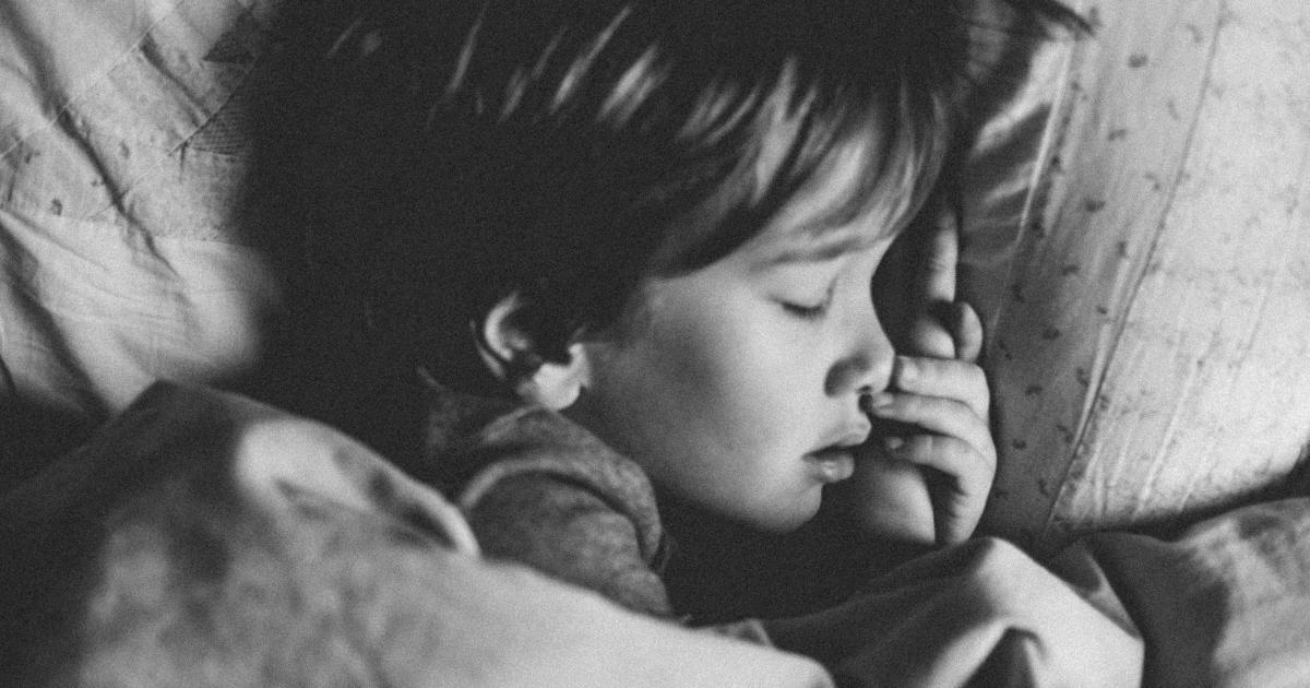 Femme se réveillant d'un bon sommeil