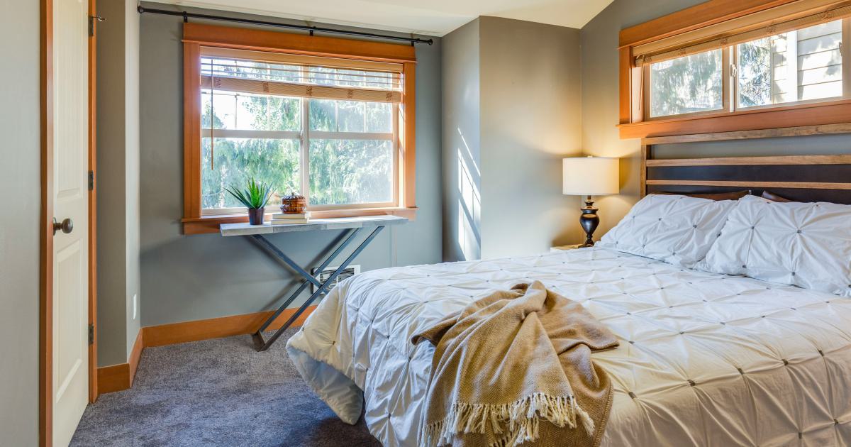 Chambre avec matelas gris