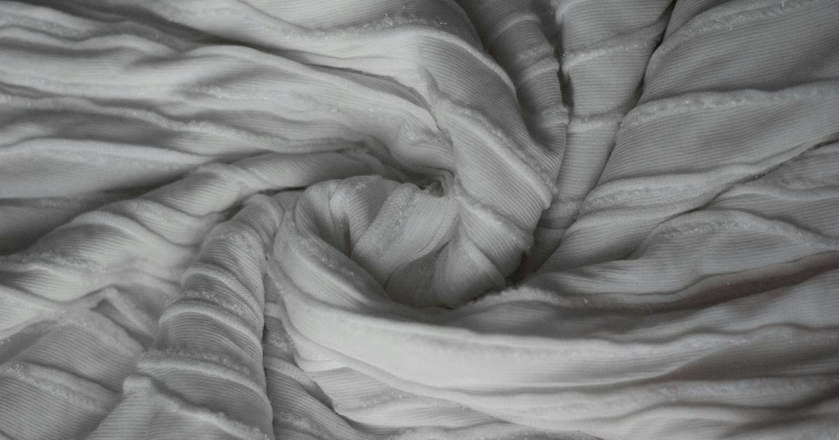 Lit avec matelas gris