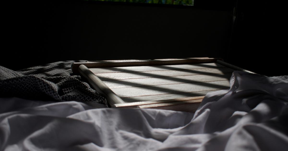 Personne dormant sur un matelas moelleux