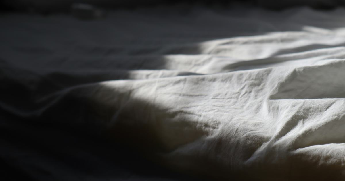 Personne allongée sur un matelas moelleux