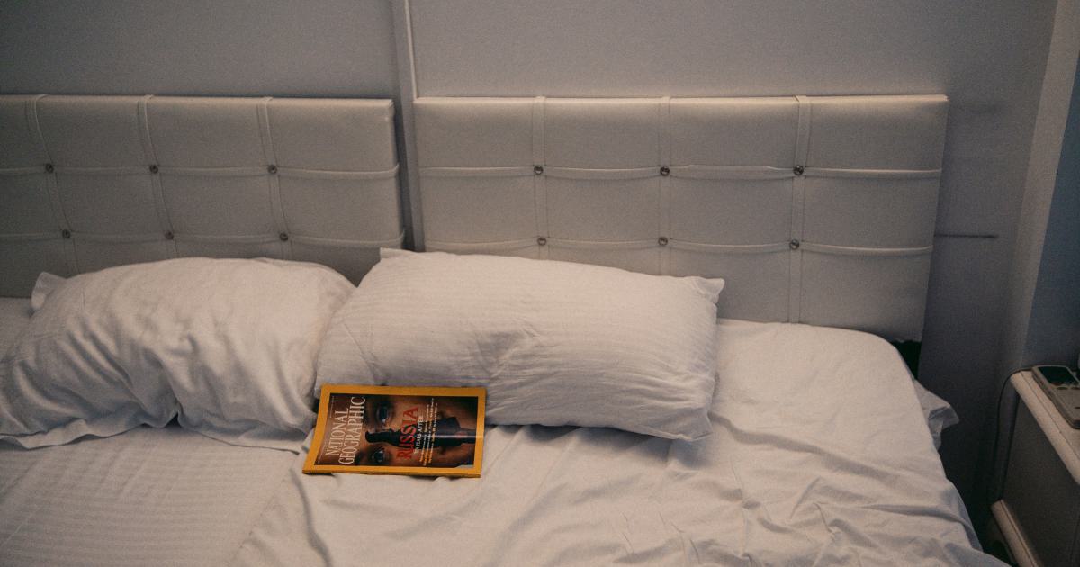 Chambre à coucher avec un éclairage doux