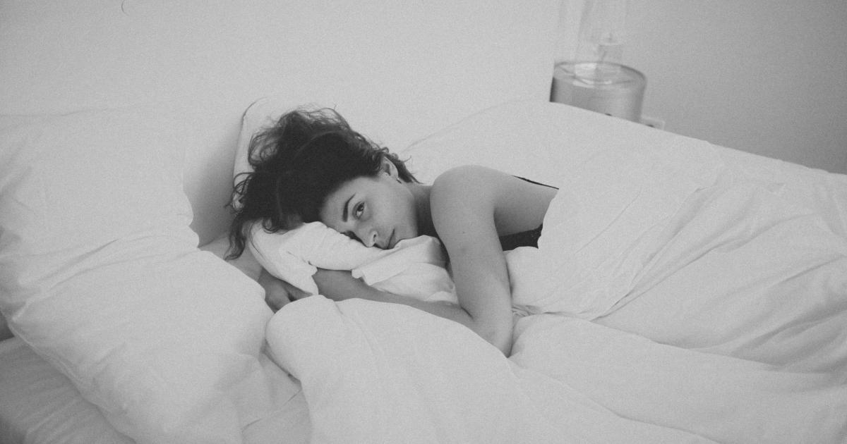 Femme se réveillant sereinement dans son lit
