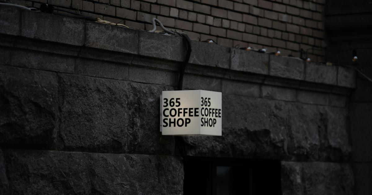 Femme testant un matelas en magasin