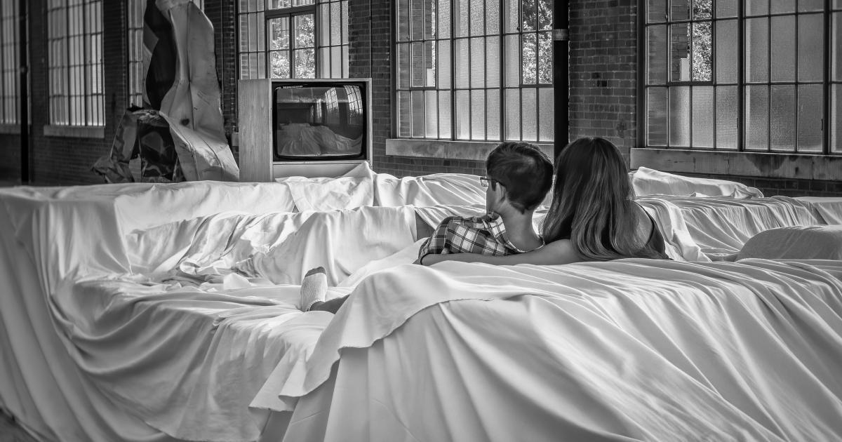 Femme testant un matelas