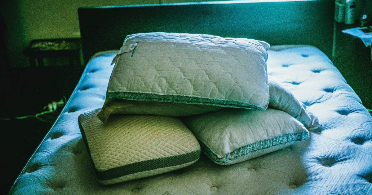 Personne testant la fermeté d'un matelas