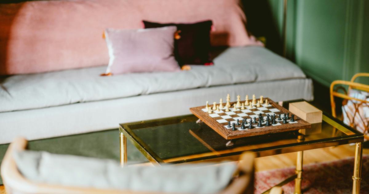 Personne essayant différents matelas