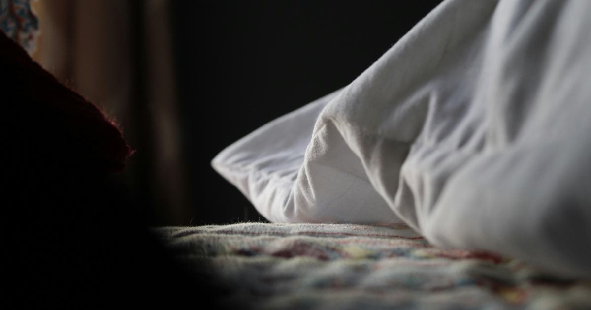 Personne allongée sur un matelas très ferme