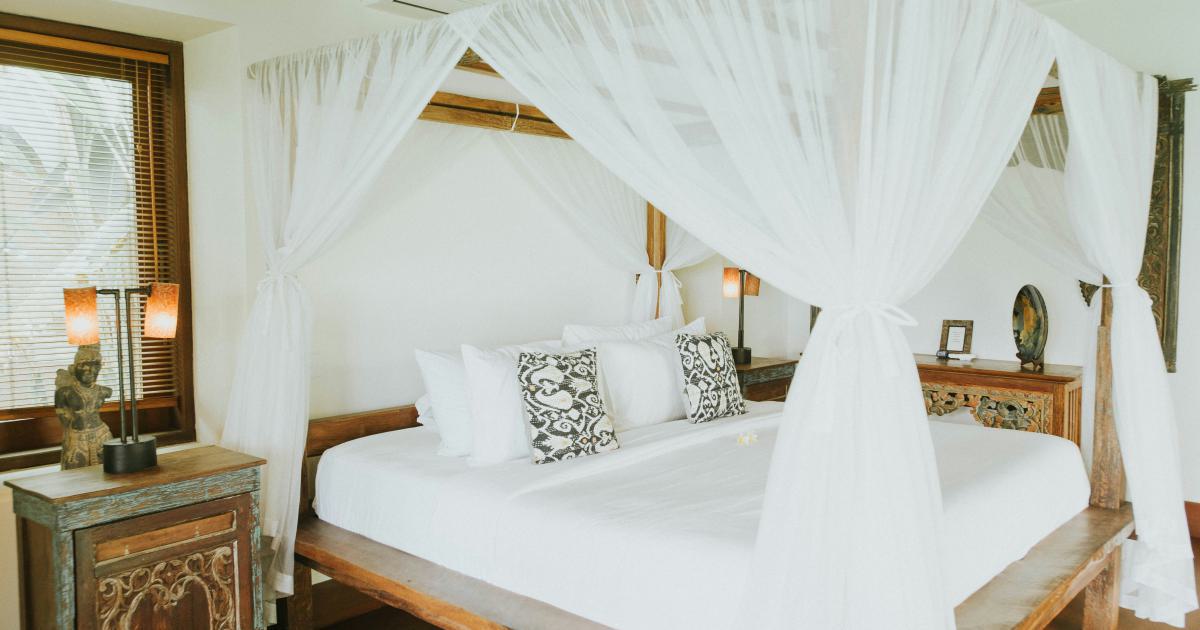 Chambre à coucher avec housse de couette en soie blanche