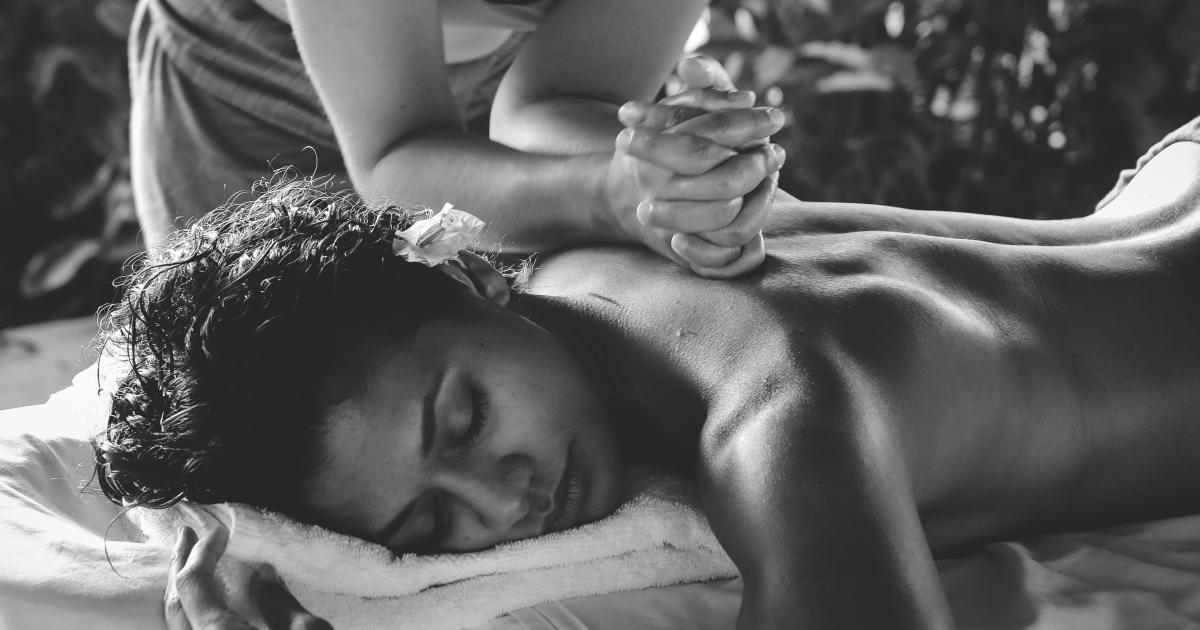 Couple Relaxant sur un Matelas Confortable